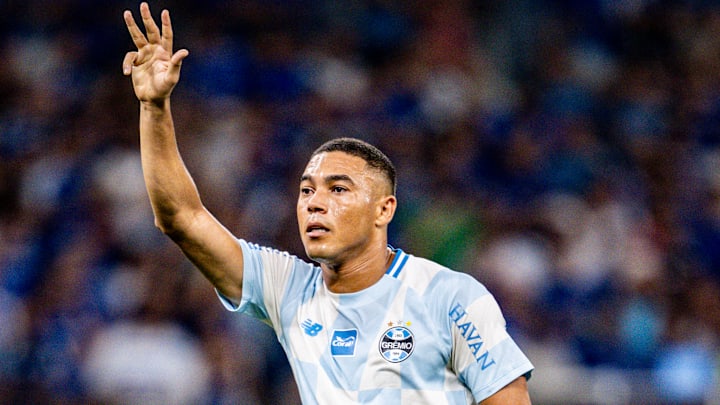 Carlos Vinícius já anotou um hat-trick neste Brasileirão, contra o Botafogo