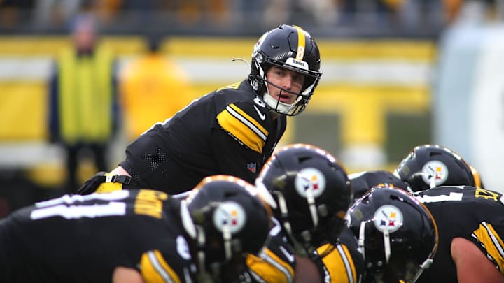 Pittsburgh Steelers Kenny Pickett (8) looks at his offensive line during the second half against the
