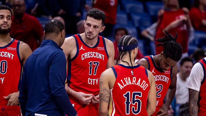New Orleans Pelicans head coach Willie Green talks to center Karlo Matkovic (17) on a time out against the Chicago Bulls during the second half at Smoothie King Center. Mandatory Credit: Stephen Lew-Imagn Images