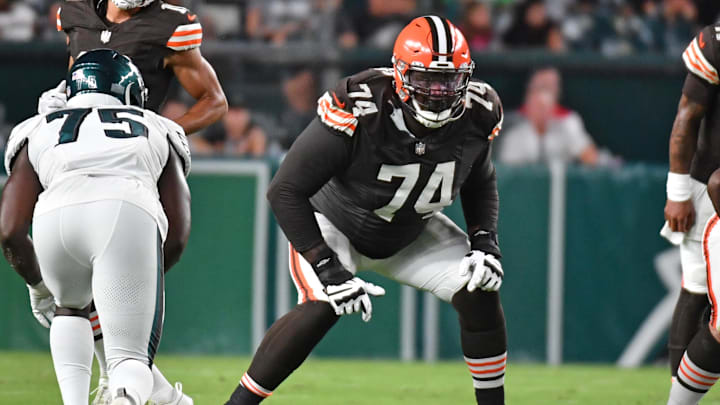 Aug 17, 2023; Philadelphia, Pennsylvania, USA; Cleveland Browns offensive tackle Dawand Jones (74) Aug 17, 2023; Philadelphia, Pennsylvania, USA; Cleveland Browns offensive tackle Dawand Jones (74)