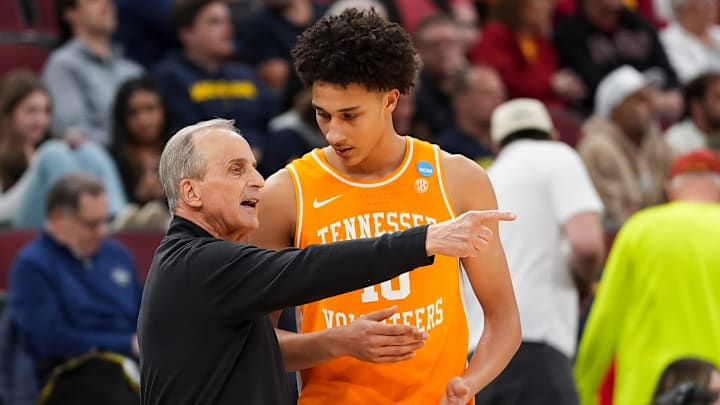 Tennessee coach Rick Barnes speaks with Tennessee forward Nate Ament (10) during a NCAA Tournament Sweet 16 game between Tennessee and Iowa State at the United Center in Chicago on March 27, 2026.