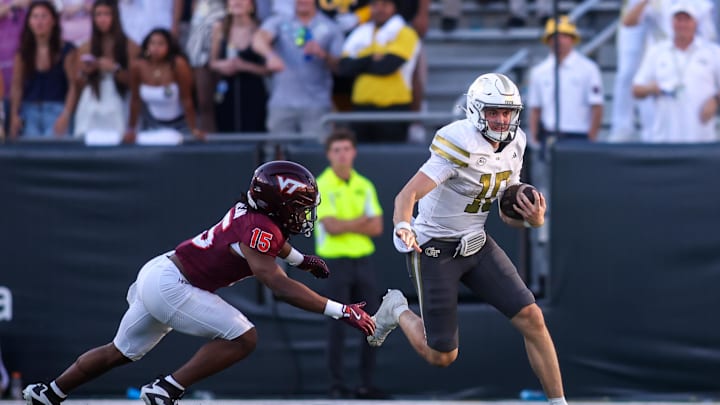 Oct 11, 2025; Atlanta, Georgia, USA; Georgia Tech Yellow Jackets quarterback Haynes King (10) runs the ball against the Virginia Tech Hokies in the third quarter at Bobby Dodd Stadium at Hyundai Field. Mandatory Credit: Brett Davis-Imagn Images Oct 11, 2025; Atlanta, Georgia, USA; Georgia Tech Yellow Jackets quarterback Haynes King (10) runs the ball against the Virginia Tech Hokies in the third quarter at Bobby Dodd Stadium at Hyundai Field. Mandatory Credit: Brett Davis-Imagn Images