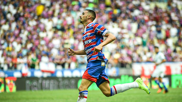 Thiago Galhardo marcou o gol que abriu caminhos para a vitória do Fortaleza