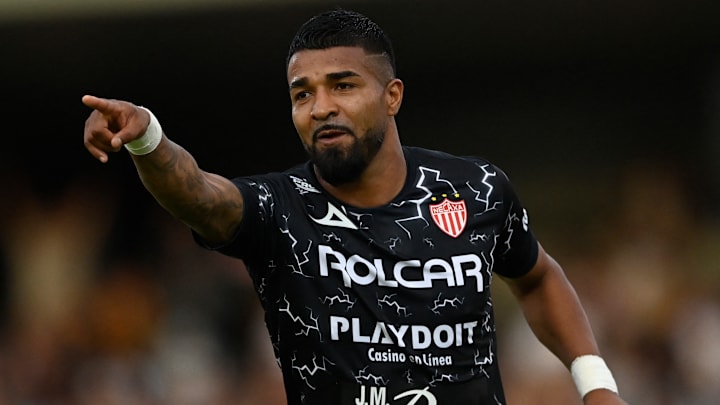 El jugador Rodrigo Aguirre celebra un gol con Necaxa.