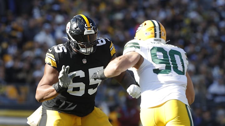 Pittsburgh Steelers offensive tackle Dan Moore Jr. blocks at the line of scrimmage against Green Bay Packers linebacker Lukas Van Ness. Mandatory Credit: Charles LeClaire-Imagn Images