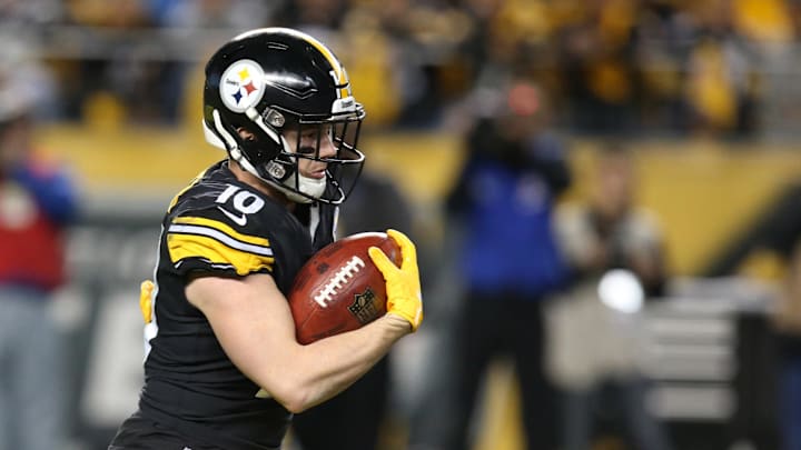Dec 2, 2018; Pittsburgh, PA, USA;  Pittsburgh Steelers wide receiver Ryan Switzer (10) returns a kick-off against the Los Angeles Chargers during the third quarter at Heinz Field. Los Angeles won 33-30. Mandatory Credit: Charles LeClaire-Imagn Images