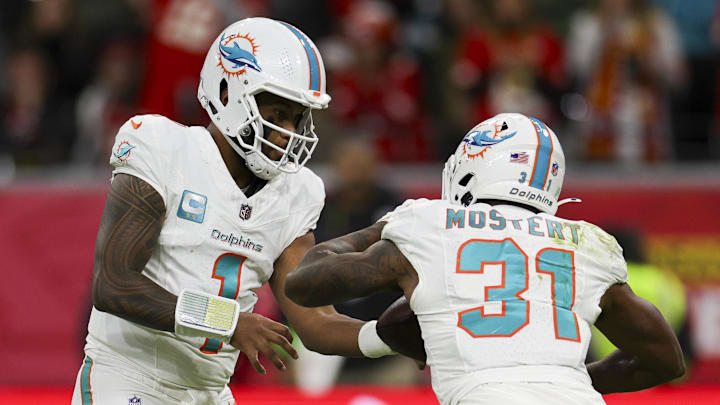 Miami Dolphins quarterback Tua Tagovailoa (1) hands off to Raheem Mostert.