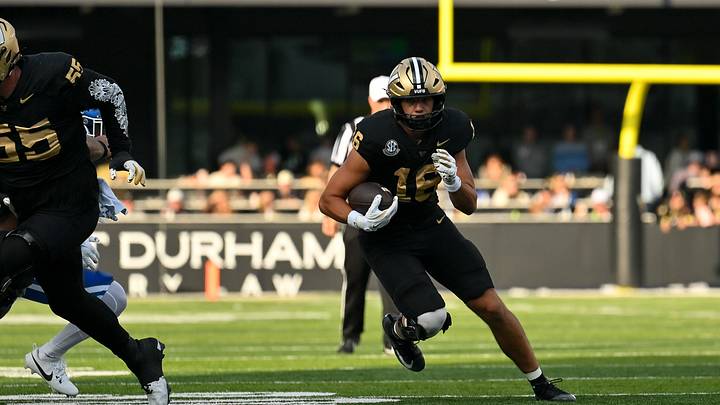 Nov 22, 2025; Nashville, Tennessee, USA; Vanderbilt Commodores tight end Cole Spence (16) runs with the ball after a made catch against the Kentucky Wildcats during the first half at FirstBank Stadium. Mandatory Credit: Steve Roberts-Imagn Images Nov 22, 2025; Nashville, Tennessee, USA; Vanderbilt Commodores tight end Cole Spence (16) runs with the ball after a made catch against the Kentucky Wildcats during the first half at FirstBank Stadium. Mandatory Credit: Steve Roberts-Imagn Images