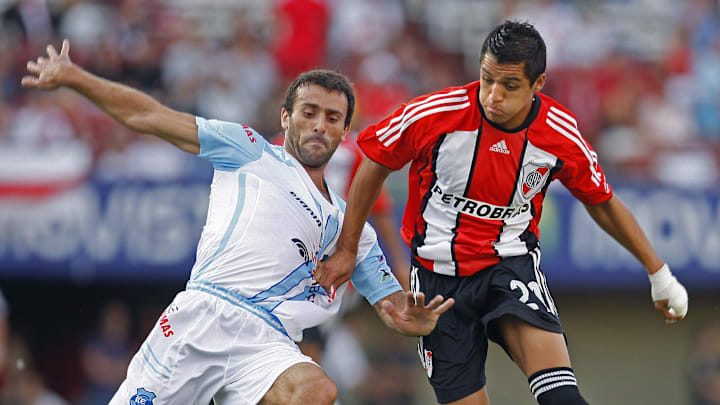 River Plate's Alexis Sanchez (R) vies fo River Plate's Alexis Sanchez (R) vies fo