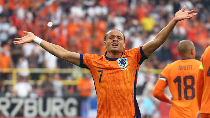 Bayern Munich face competition from Manchester United for Dutch star Xavi Simons.