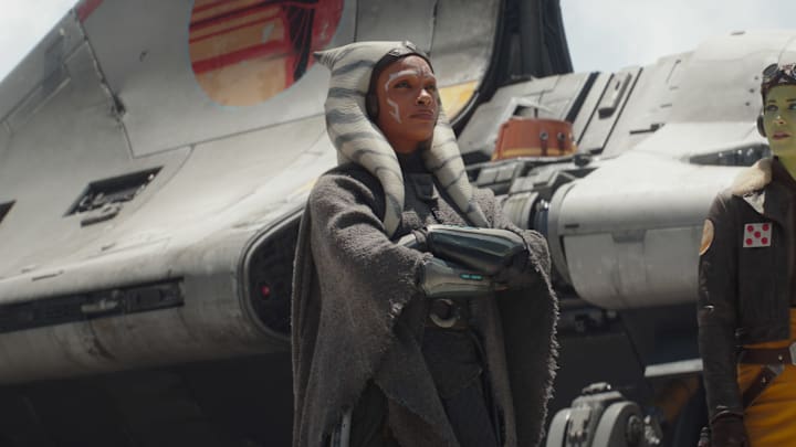 (L-R): Ahsoka Tano (Rosario Dawson), Chopper and Hera Syndulla (Mary Elizabeth Winstead) in Lucasfilm's STAR WARS: AHSOKA, exclusively on Disney+. ©2023 Lucasfilm Ltd. & TM. All Rights Reserved.