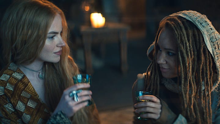 Elayne Trakand (Ceara Coveney) and Aviendha (Ayoola Smart) in The Wheel of Time season 3. Image: Prime Video.