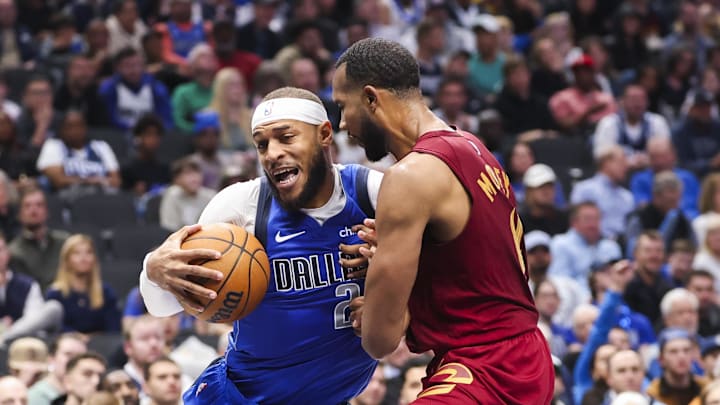 Jan 3, 2025; Dallas, Texas, USA; Dallas Mavericks center Daniel Gafford (21) drives to the basket as Cleveland Cavaliers forward Evan Mobley (4) defends during the second halfat American Airlines Center. Mandatory Credit: Kevin Jairaj-Imagn Images Jan 3, 2025; Dallas, Texas, USA; Dallas Mavericks center Daniel Gafford (21) drives to the basket as Cleveland Cavaliers forward Evan Mobley (4) defends during the second halfat American Airlines Center. Mandatory Credit: Kevin Jairaj-Imagn Images