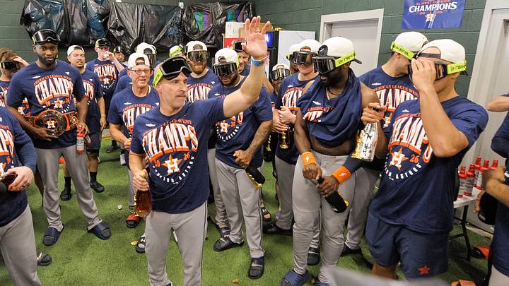 Houston Astros manager Joe Espada (21) addresses his team after winning the AL West.  Credit: Ed Szczepanski-Imagn Images