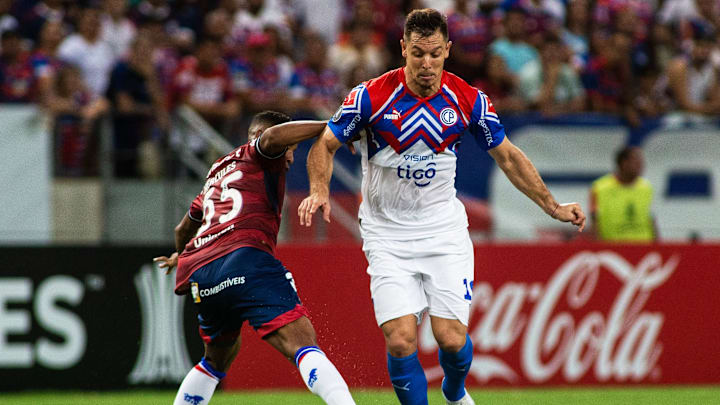 No duelo de ida, os paraguaios levaram a melhor