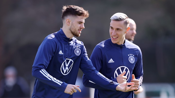 Nico Schlotterbeck (r. im Bild) ist bei der Nationalmannschaft angekommen