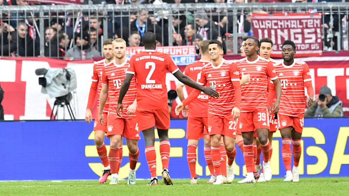 Die Bayern besiegten den FC Augsburg mit 5:3 Die Bayern besiegten den FC Augsburg mit 5:3