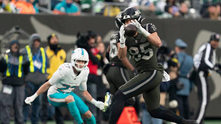 New York Jets tight end Mason Taylor (85) makes a catch during a week 14 football game between the New York Jets and Miami Dolphins at MetLife Stadium on Sunday, Dec. 7, 2025. New York Jets tight end Mason Taylor (85) makes a catch during a week 14 football game between the New York Jets and Miami Dolphins at MetLife Stadium on Sunday, Dec. 7, 2025.