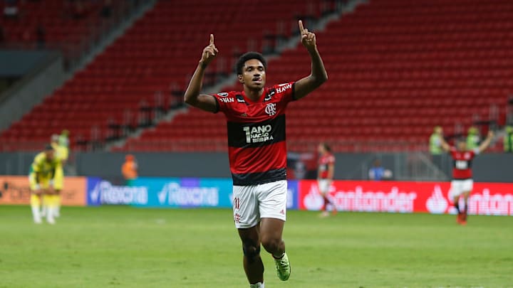Vitinho costuma abaixar o meião nos jogos do Flamengo, algo que não agradou um dos parceiros do rubro-negro