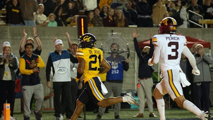 Sep 13, 2025; Berkeley, California, USA; California Golden Bears wide receiver Jacob De Jesus (21) runs into the end zone with a touchdown reception in front of Minnesota Golden Gophers defensive back Koi Perich (3) during the first quarter at California Memorial Stadium. Mandatory Credit: D. Ross Cameron-Imagn Images Sep 13, 2025; Berkeley, California, USA; California Golden Bears wide receiver Jacob De Jesus (21) runs into the end zone with a touchdown reception in front of Minnesota Golden Gophers defensive back Koi Perich (3) during the first quarter at California Memorial Stadium. Mandatory Credit: D. Ross Cameron-Imagn Images