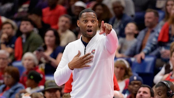 Nov 15, 2024; New Orleans, Louisiana, USA; New Orleans Pelicans head coach Willie Green signals against the Denver Nuggets during the second half at Smoothie King Center. Mandatory Credit: Matthew Hinton-Imagn Images Nov 15, 2024; New Orleans, Louisiana, USA; New Orleans Pelicans head coach Willie Green signals against the Denver Nuggets during the second half at Smoothie King Center. Mandatory Credit: Matthew Hinton-Imagn Images