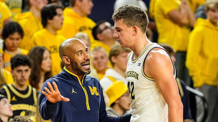 Michigan forward Will Tschetter (42) talks to assistant coach Justin Joyner during the second half against Washington at Crisler Center in Ann Arbor on Sunday, Jan. 12, 2025.