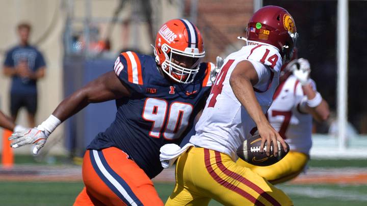 Sep 27, 2025; Champaign, Illinois, USA; Southern California Trojans quarterback Jayden Maiava (14) runs with the ball as Illinois Fighting Illini defensive lineman James Thompson Jr. pursues during the second half at Memorial Stadium. Mandatory Credit: Ron Johnson-Imagn Images Sep 27, 2025; Champaign, Illinois, USA; Southern California Trojans quarterback Jayden Maiava (14) runs with the ball as Illinois Fighting Illini defensive lineman James Thompson Jr. pursues during the second half at Memorial Stadium. Mandatory Credit: Ron Johnson-Imagn Images