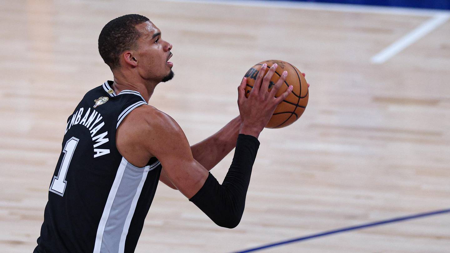 Social Media Agrees with Vernon Maxwell about Olajuwon Domin