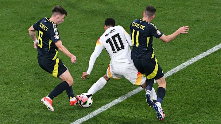 Musiala wird im Spiel gegen Schottland mit einem Foul gestoppt Musiala wird im Spiel gegen Schottland mit einem Foul gestoppt