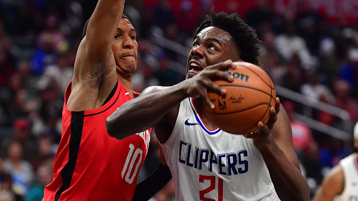 Apr 14, 2024; Los Angeles, California, USA; Los Angeles Clippers guard Kobe Brown (21) moves to the basket against Houston Rockets forward Jabari Smith Jr. (10) during the second half at Crypto.com Arena. Mandatory Credit: Gary A. Vasquez-Imagn Images