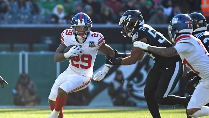 Philadelphia Eagles linebacker Jeremiah Trotter Jr. (54) closes in on Tyrone Tracy. Philadelphia Eagles linebacker Jeremiah Trotter Jr. (54) closes in on Tyrone Tracy.