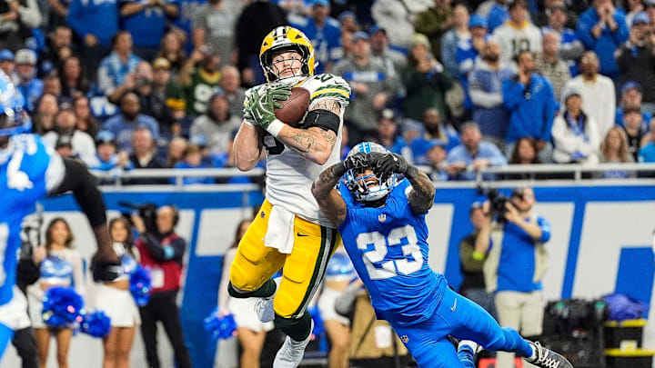 Green Bay Packers tight end Tucker Kraft (85) makes a catch against Detroit Lions cornerback Carlton Davis III.