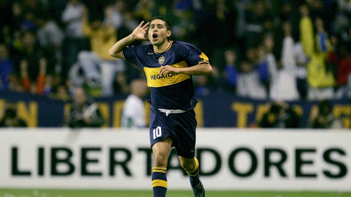 Riquelme haciendo el Topo Gigio.