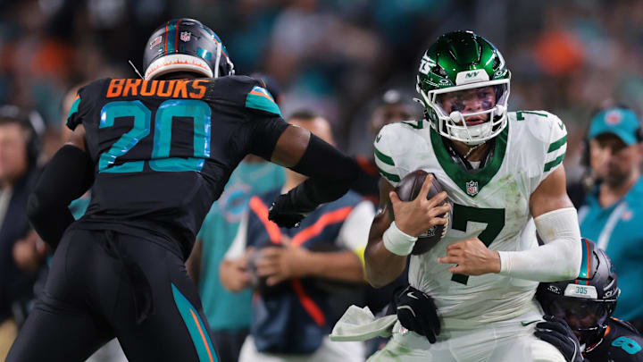 Sep 29, 2025; Miami Gardens, Florida, USA; Miami Dolphins linebacker Jordyn Brooks (20) tackles New York Jets quarterback Justin Fields (7) during the second half at Hard Rock Stadium. Mandatory Credit: Sam Navarro-Imagn Images Sep 29, 2025; Miami Gardens, Florida, USA; Miami Dolphins linebacker Jordyn Brooks (20) tackles New York Jets quarterback Justin Fields (7) during the second half at Hard Rock Stadium. Mandatory Credit: Sam Navarro-Imagn Images
