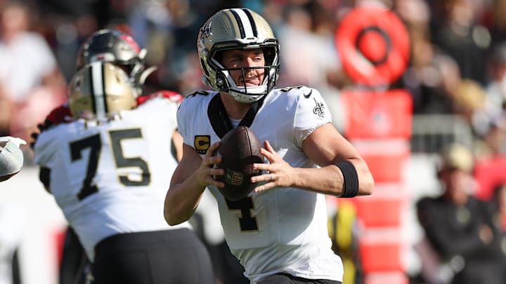 Dec 31, 2023; Tampa, Florida, USA; New Orleans Saints quarterback Derek Carr (4) drops back to pass Dec 31, 2023; Tampa, Florida, USA; New Orleans Saints quarterback Derek Carr (4) drops back to pass