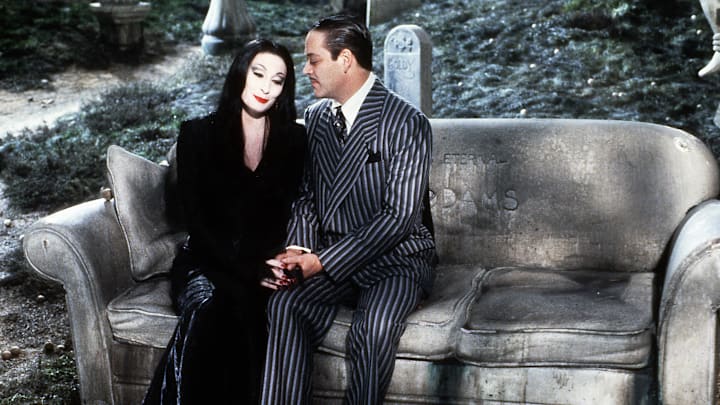 THE ADDAMS FAMILY-  (PARAMOUNT PICTURES/MELINDA SUE GORDON) ANJELICA HUSON, RAUL JULIA