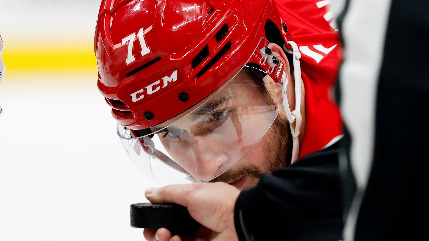 Senators need to swing deal for Red Wings star center immediately