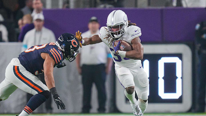 Minnesota Vikings running back Aaron Jones (33) runs with the ball against the Chicago Bears