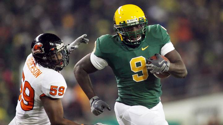 Dec 3, 2009; Eugene, OR, USA; Oregon Ducks running back LeGarrette Blount (9) runs past Oregon State Beavers linebacker Dwight Roberson (59) for a touchdown in the third quarter at Autzen Stadium. Mandatory Credit: Craig Mitchelldyer-Imagn Images Dec 3, 2009; Eugene, OR, USA; Oregon Ducks running back LeGarrette Blount (9) runs past Oregon State Beavers linebacker Dwight Roberson (59) for a touchdown in the third quarter at Autzen Stadium. Mandatory Credit: Craig Mitchelldyer-Imagn Images