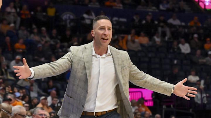 Auburn Tigers head coach Steven Pearl