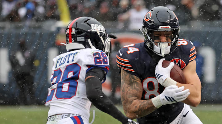 Chicago Bears tight end Colston Loveland (84) makes a catch over New York Giants cornerback Cordale Flott (28) during the second half at Soldier Field. 