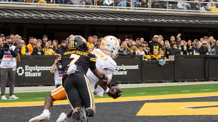 Nov 11, 2023; Columbia, Missouri, USA; Tennessee Volunteers wide receiver Dont e Thornton Jr. (1) catches a pass for a touchdown at Faurot Field at Memorial Stadium. Mandatory Credit: Kylie Graham-Imagn Images Nov 11, 2023; Columbia, Missouri, USA; Tennessee Volunteers wide receiver Dont e Thornton Jr. (1) catches a pass for a touchdown at Faurot Field at Memorial Stadium. Mandatory Credit: Kylie Graham-Imagn Images