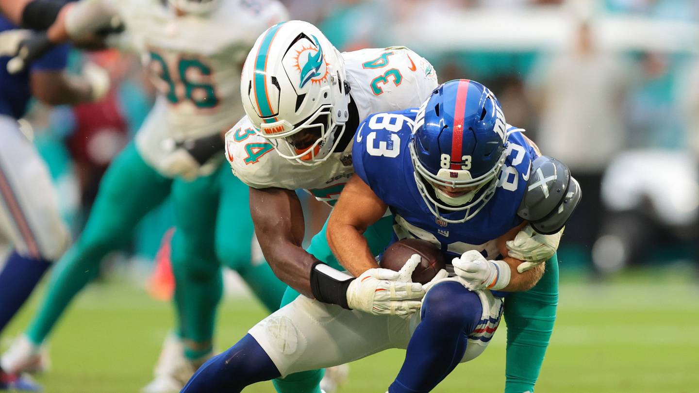 Giocatori dei New York Giants prendono snap durante una partita di preseason contro i Miami Dolphins a Hard Rock Stadium