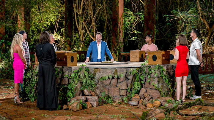 THE SNAKE: Host Jim Jefferies (C) with contestants in THE SNAKE Series Premiere episode Tuesday, June 10 (8:00-9:02 PM ET/PT) on FOX. CR: Jeff Niera/FOX. ©2025 FOX MEDIA LLC.