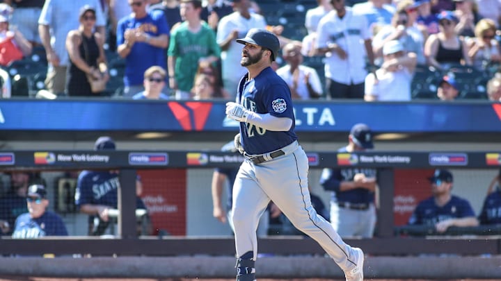 Seattle Mariners first baseman Mike Ford (20) runs the bases after hitting a solo home run in the fourth inning against the New York Mets at Citi Field in 2023.