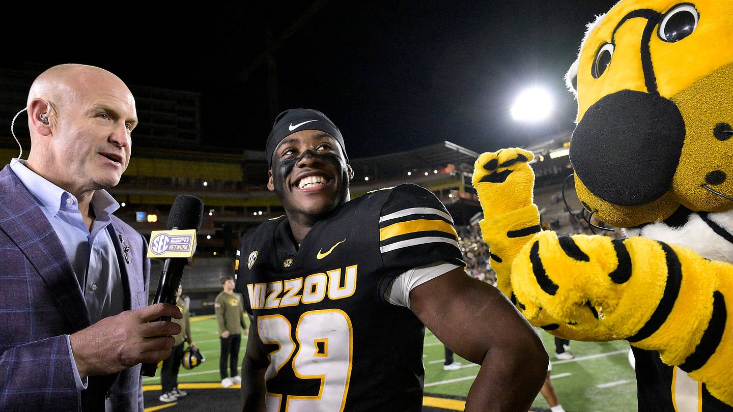 AP Top 25 Showdown: Mizzou–Oklahoma Rivalry Carries Major Playoff Stakes