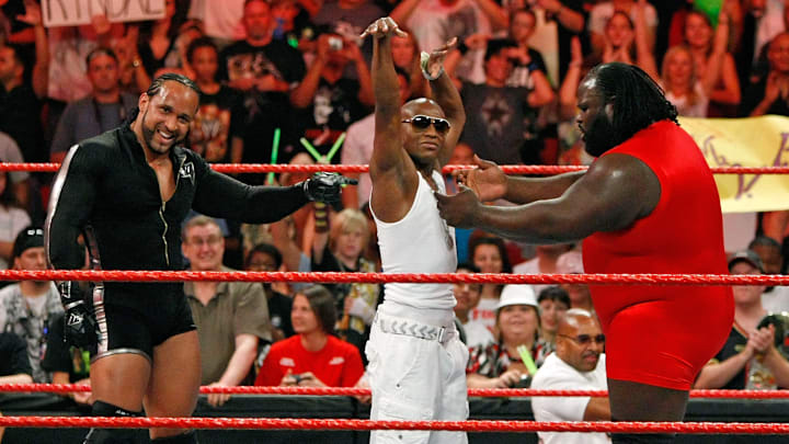 Floyd Mayweather Jr. mostró su talento en la WWE