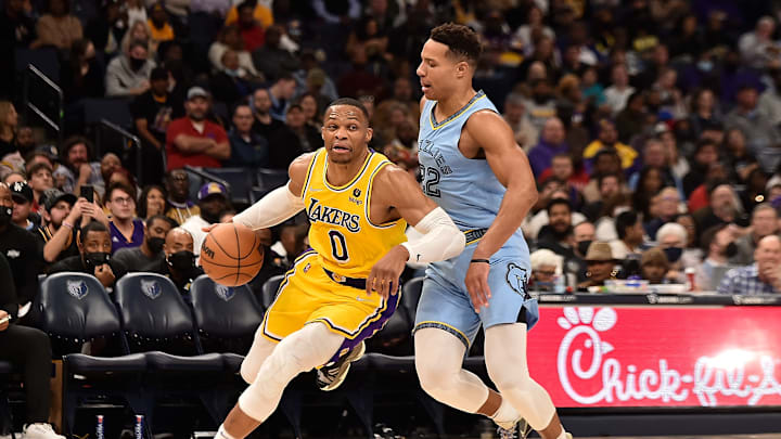 Russell Westbrook le ha costado adaptarse al sistema de juego de los Lakers