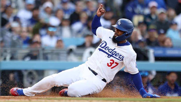Los Dodgers deberían retener al dominicano Teoscar Hernández
