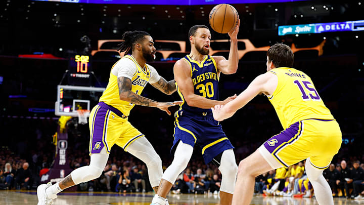 Golden State Warriors y Los Angeles Lakers chochan este martes en Las Vegas por la pretemporada de la NBA